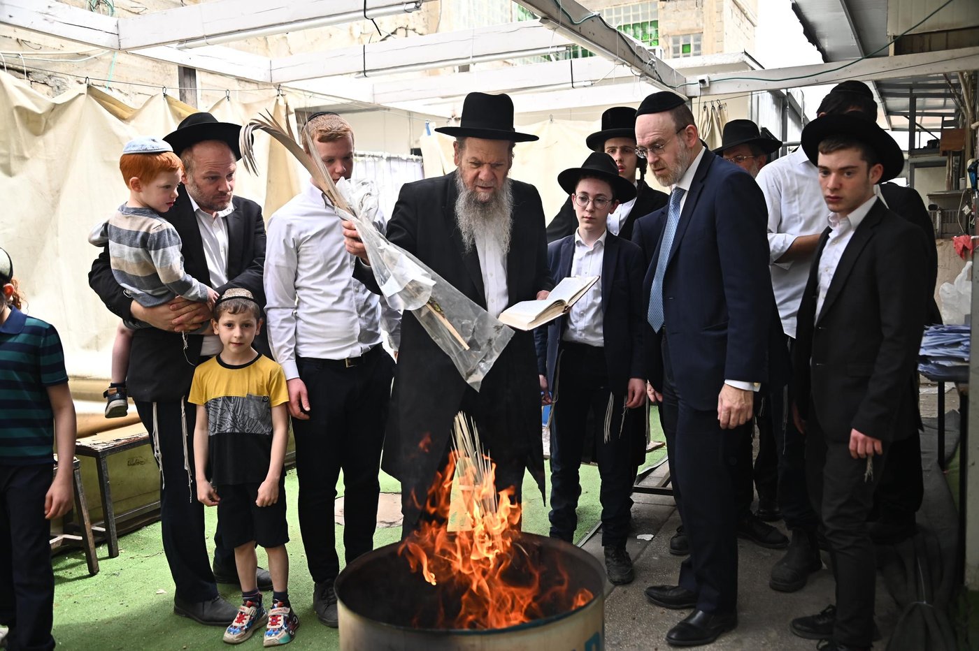 הגאון רבי מרדכי שמואל אדלשטיין בשריפת חמץ