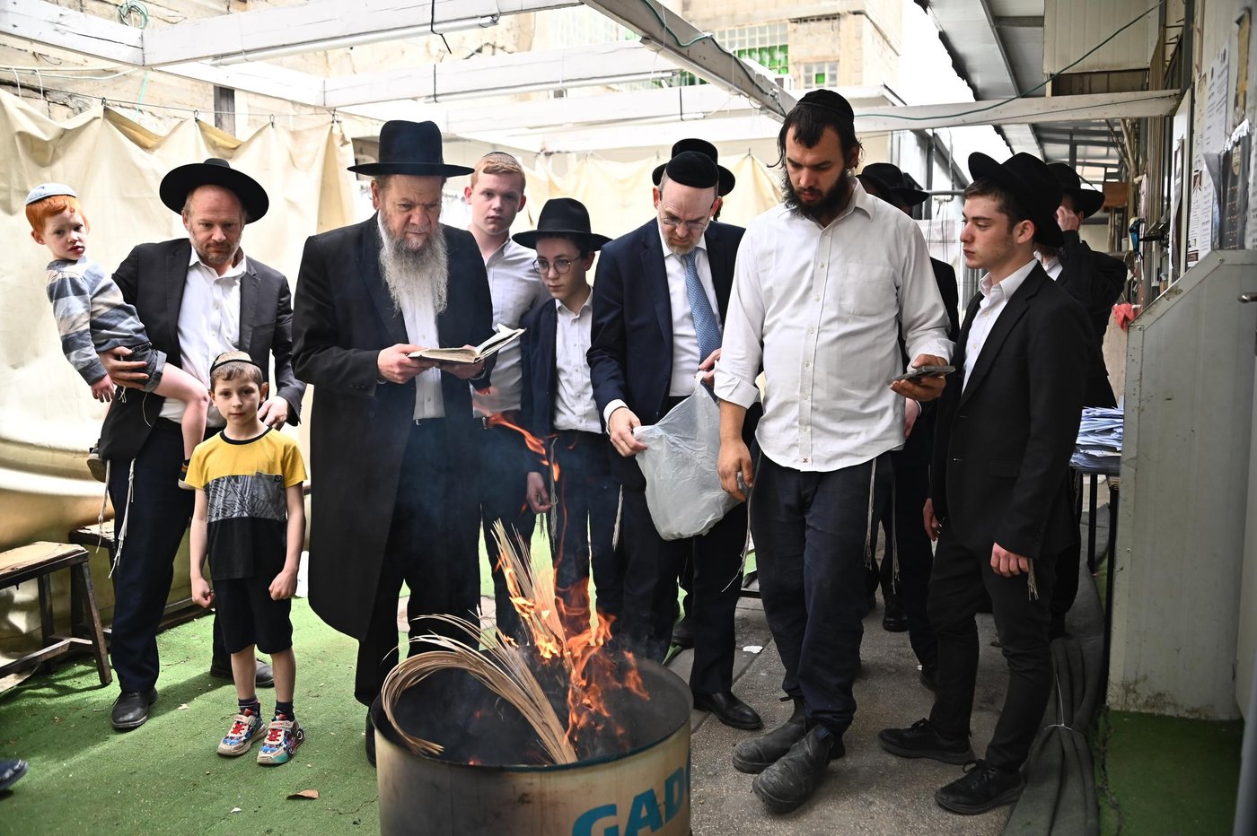 הגאון רבי מרדכי שמואל אדלשטיין בשריפת חמץ
