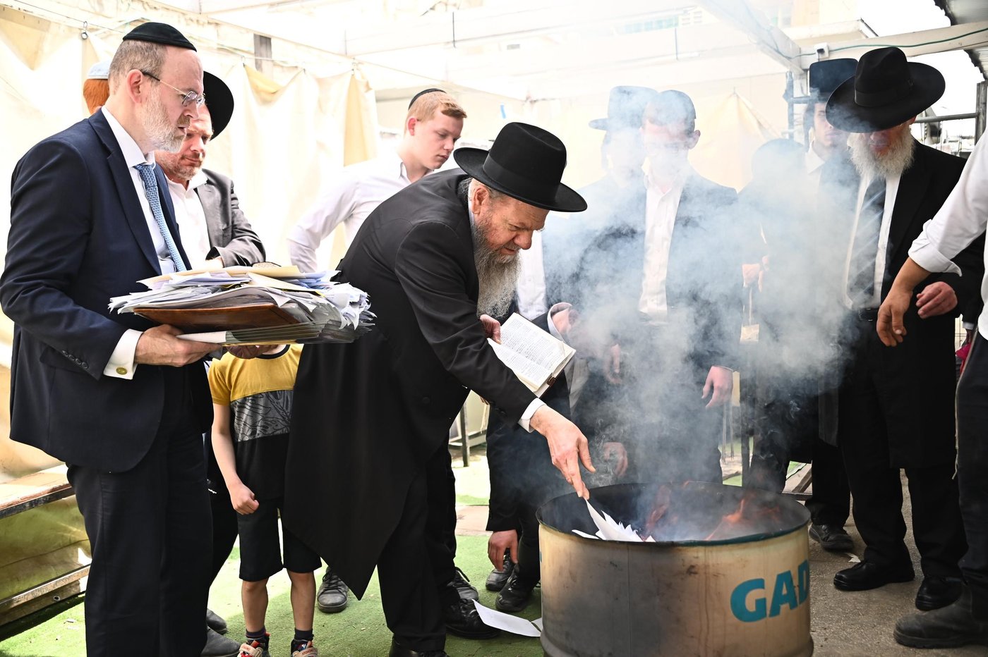 הגאון רבי מרדכי שמואל אדלשטיין בשריפת חמץ