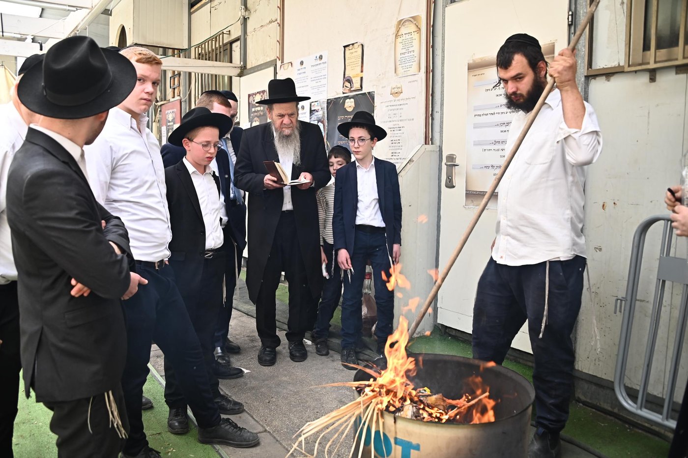הגאון רבי מרדכי שמואל אדלשטיין בשריפת חמץ