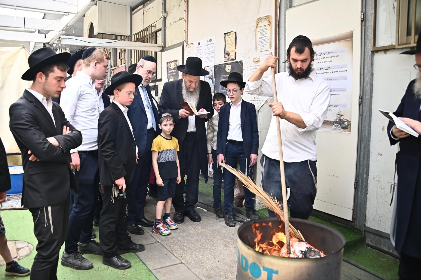 הגאון רבי מרדכי שמואל אדלשטיין בשריפת חמץ