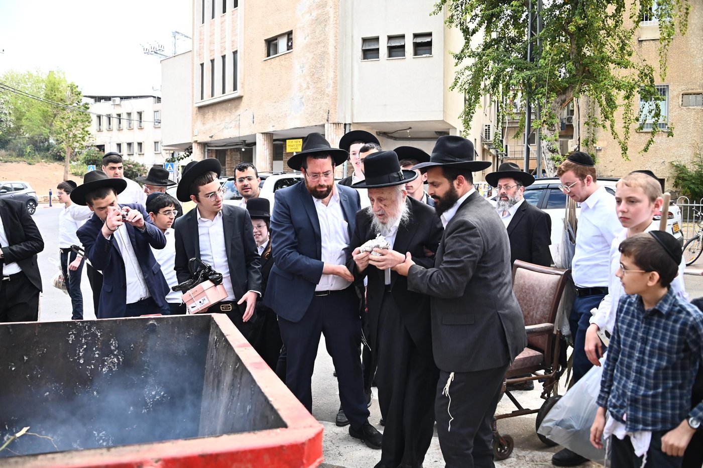הגאון רבי ברוך דב פוברסקי בשריפת חמץ