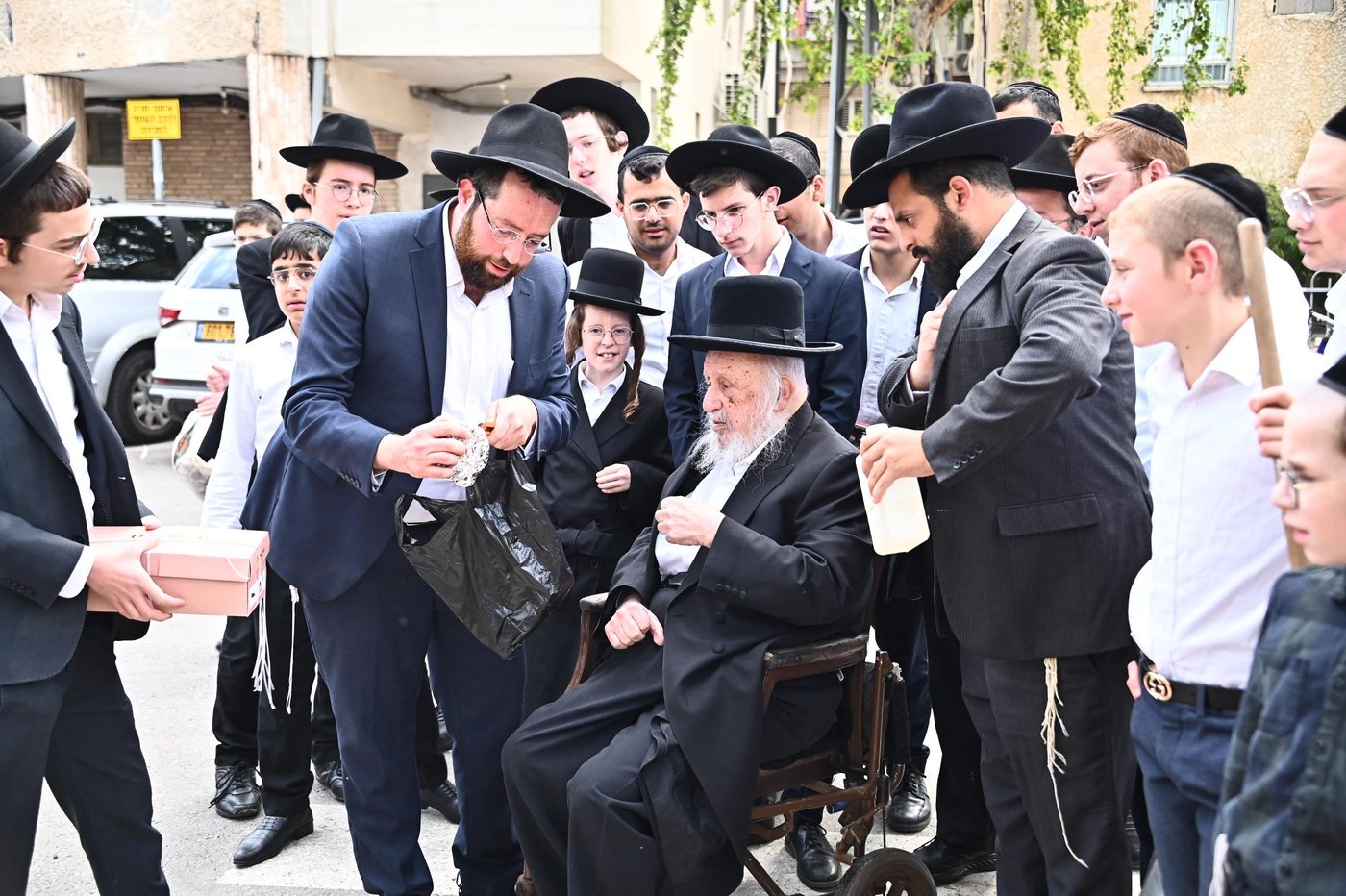 הגאון רבי ברוך דב פוברסקי בשריפת חמץ