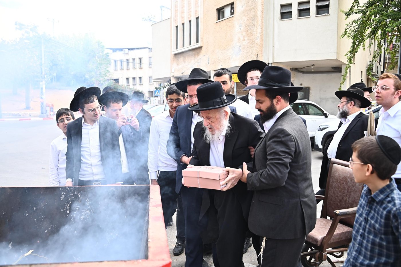 הגאון רבי ברוך דב פוברסקי בשריפת חמץ