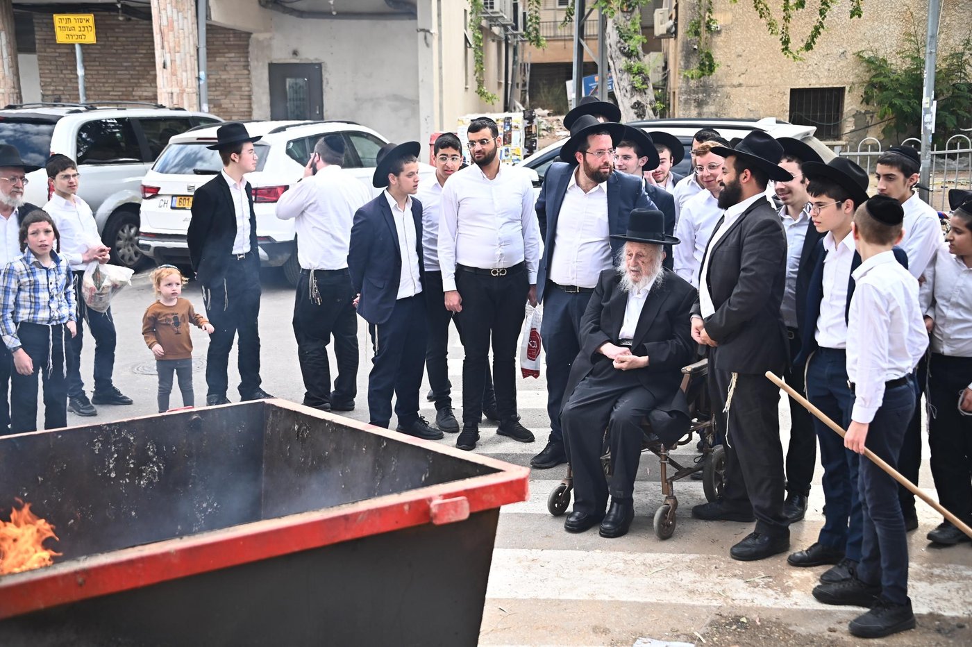 הגאון רבי ברוך דב פוברסקי בשריפת חמץ