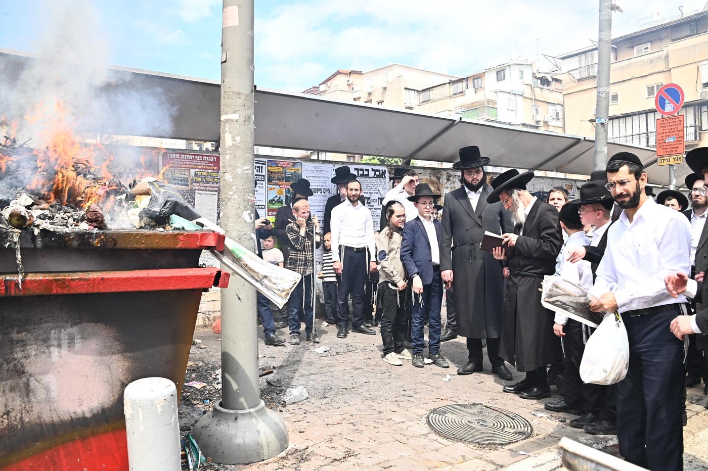 הגה"צ רבי אלימלך בידרמן בשריפת חמץ