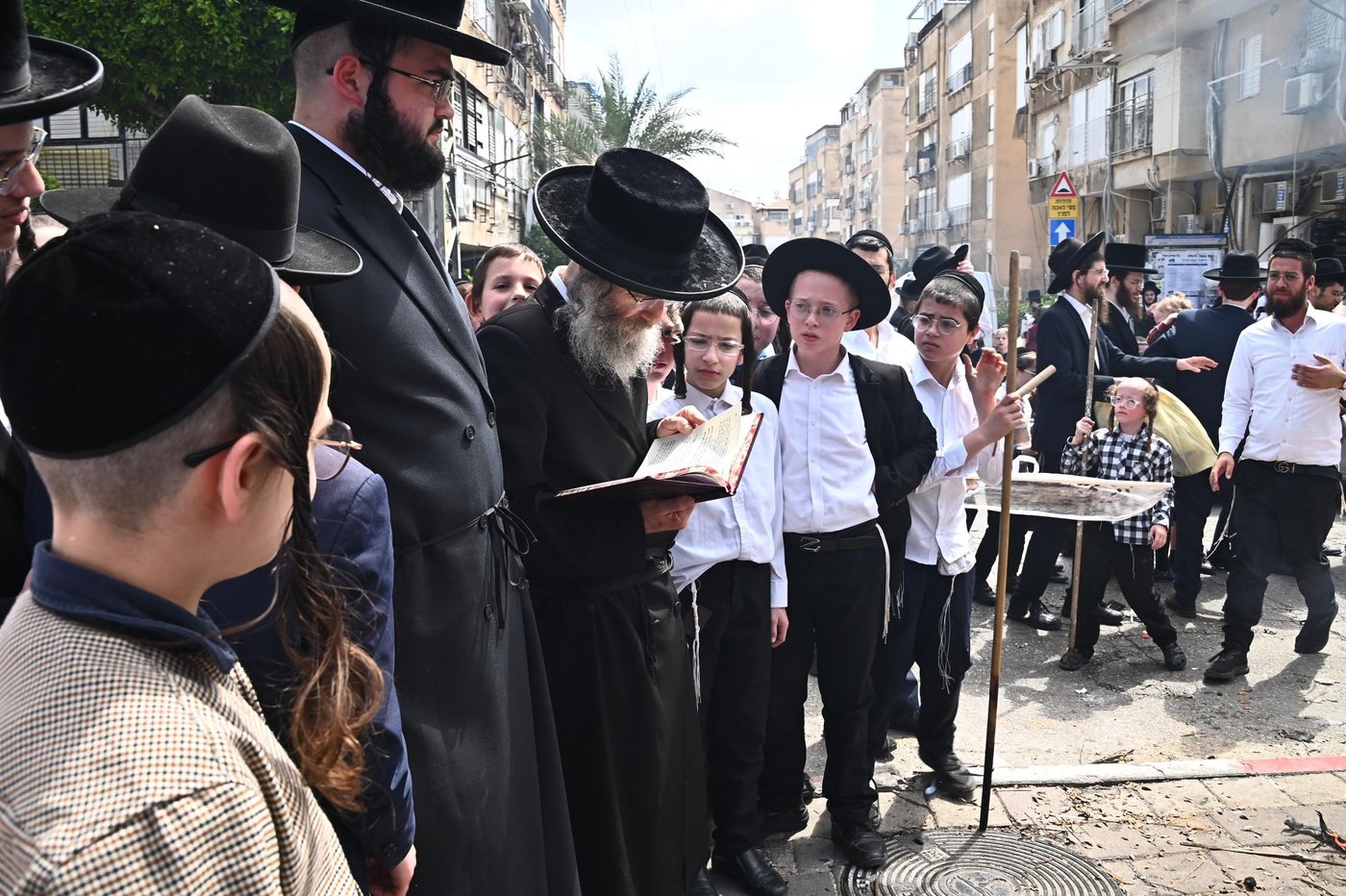 הגה"צ רבי אלימלך בידרמן בשריפת חמץ