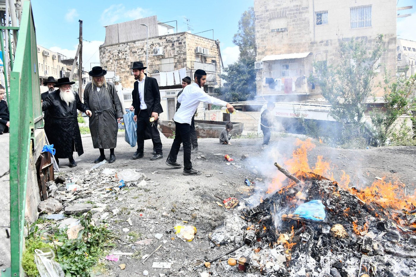 הגה"צ רבי יעקב מנחם מנדל יורוביץ בשריפת חמץ