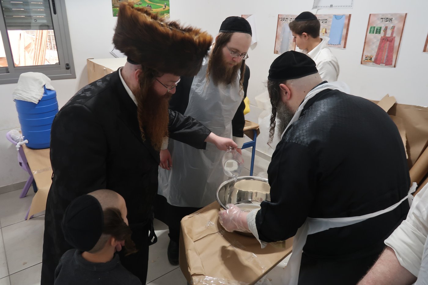 האדמו"ר ממיאלען באפיית מצות