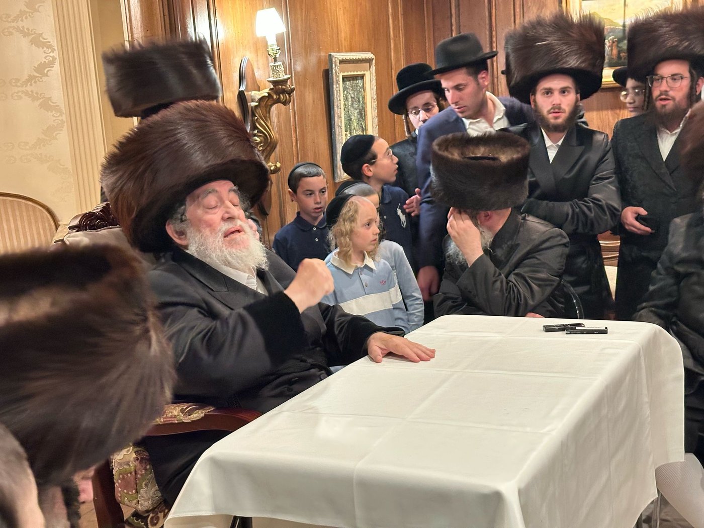 האדמו"ר מויז'ניץ בטיש חוה"מ פסח בלוס אנג'לס