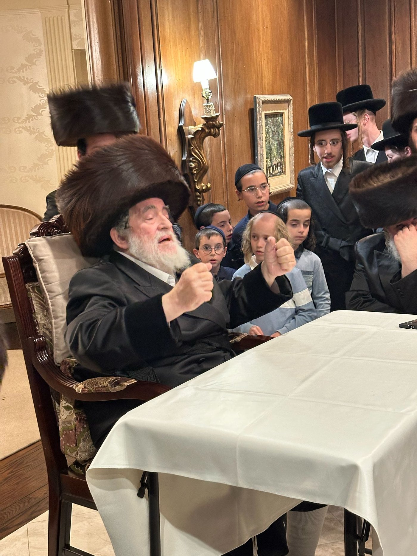 האדמו"ר מויז'ניץ בטיש חוה"מ פסח בלוס אנג'לס