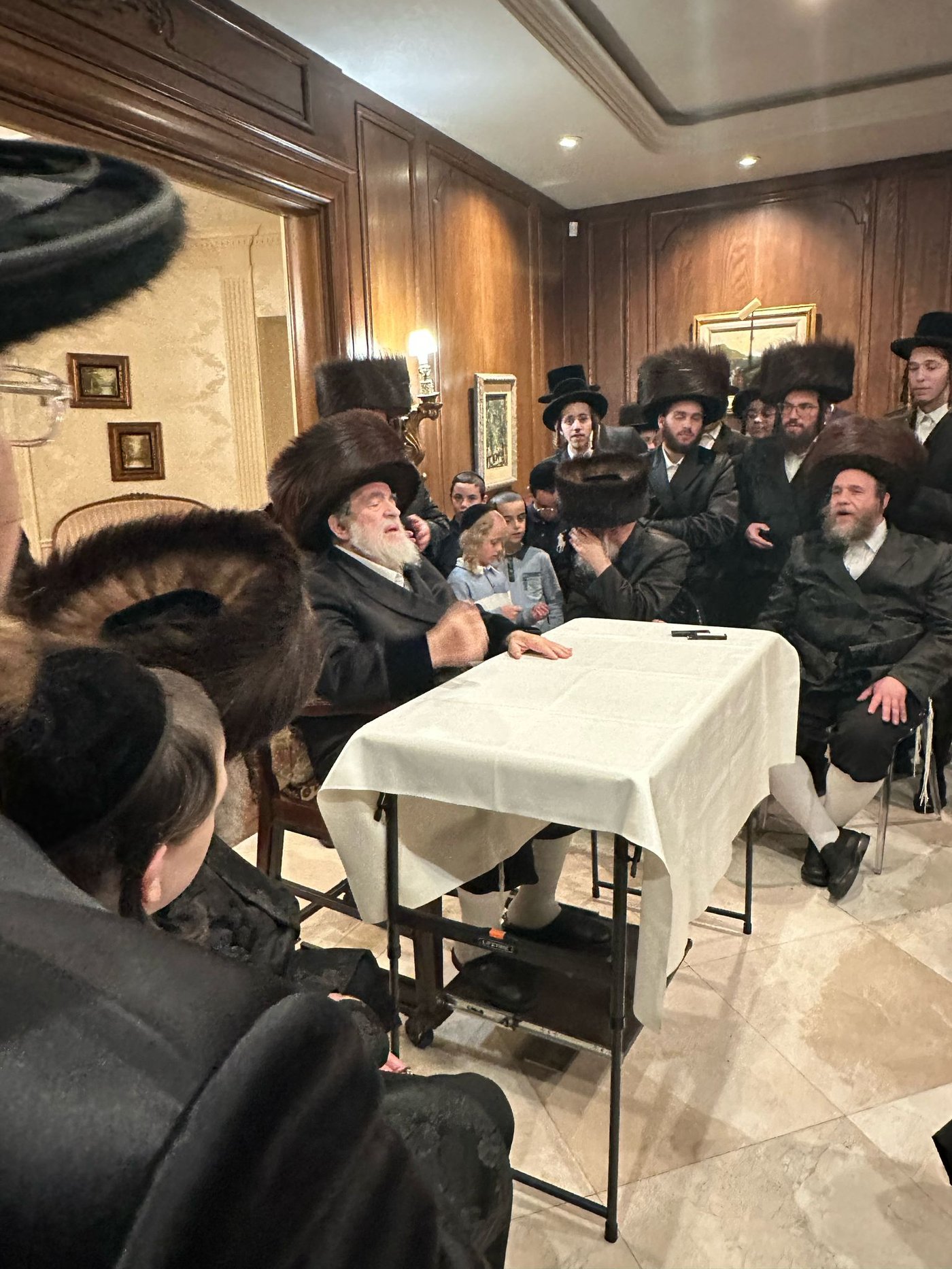 האדמו"ר מויז'ניץ בטיש חוה"מ פסח בלוס אנג'לס
