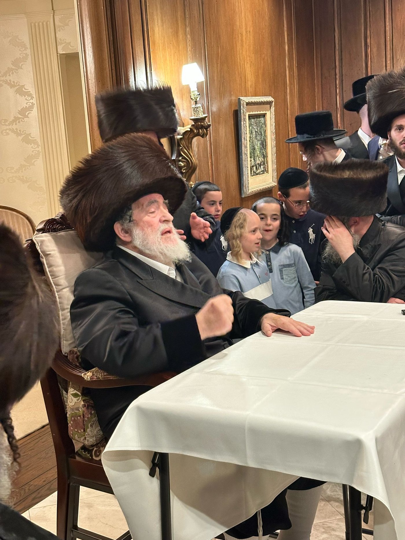 האדמו"ר מויז'ניץ בטיש חוה"מ פסח בלוס אנג'לס