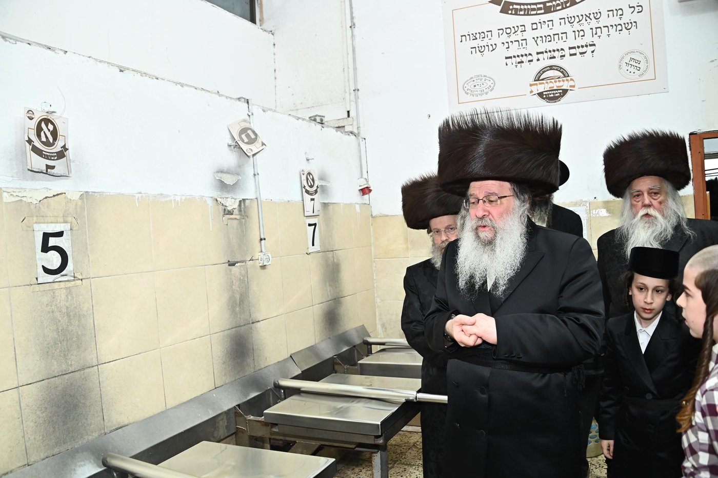 האדמו"ר מנדבורנה באפיית מצות מצווה