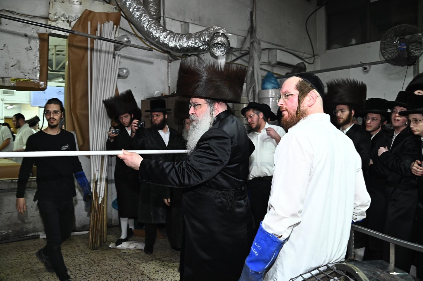 האדמו"ר מנדבורנה באפיית מצות מצווה
