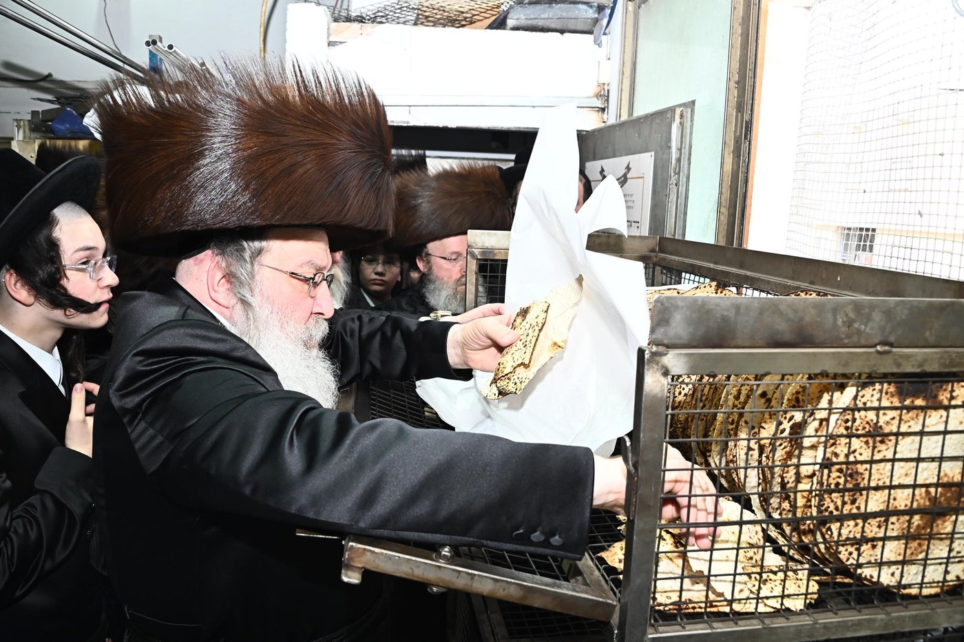 האדמו"ר מנדבורנה באפיית מצות מצווה