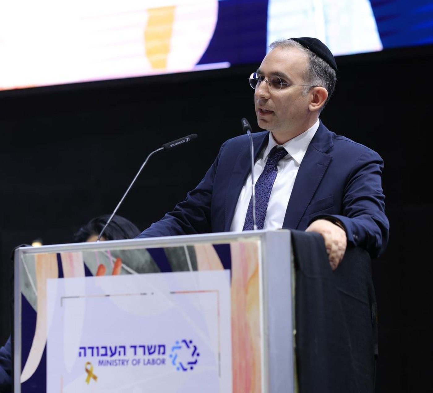 אוזן נאם בפני עובדי משרד העבודה