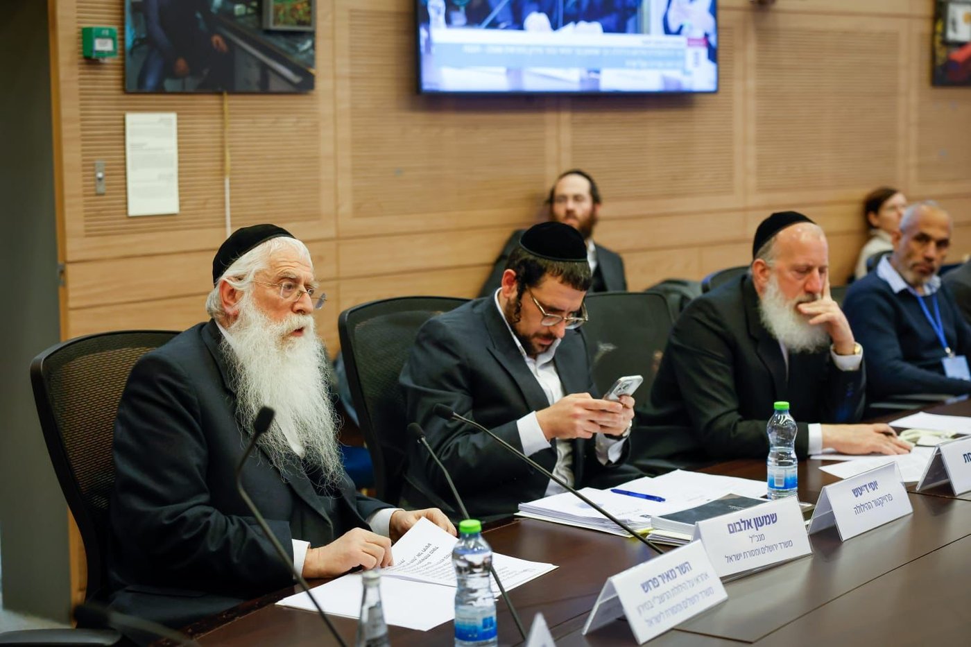 לצידו של השר בדיון בכנסת ישראל