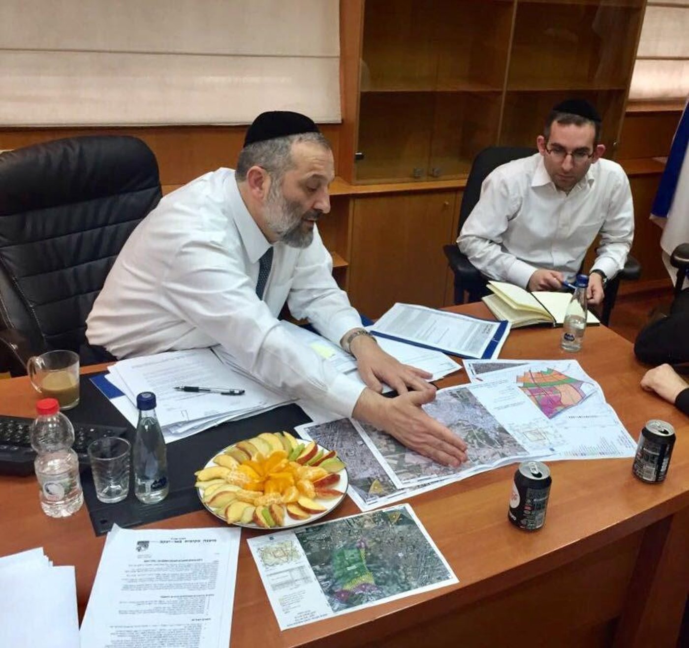 אוזן במהלך עבודתו בלשכתו של שר הפנים דאז, אריה דרעי.