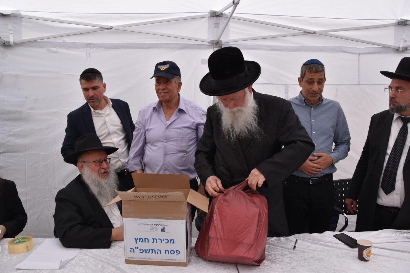 הגאון רבי יצחק דוד גרוסמן במכירת חמץ