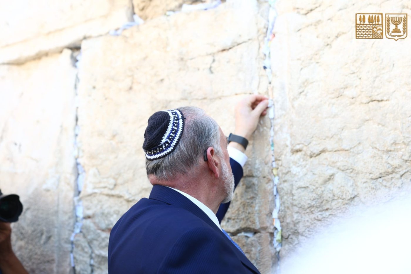 טראמפ שלח: מה כתוב בפתק שהטמין השגריר בכותל?