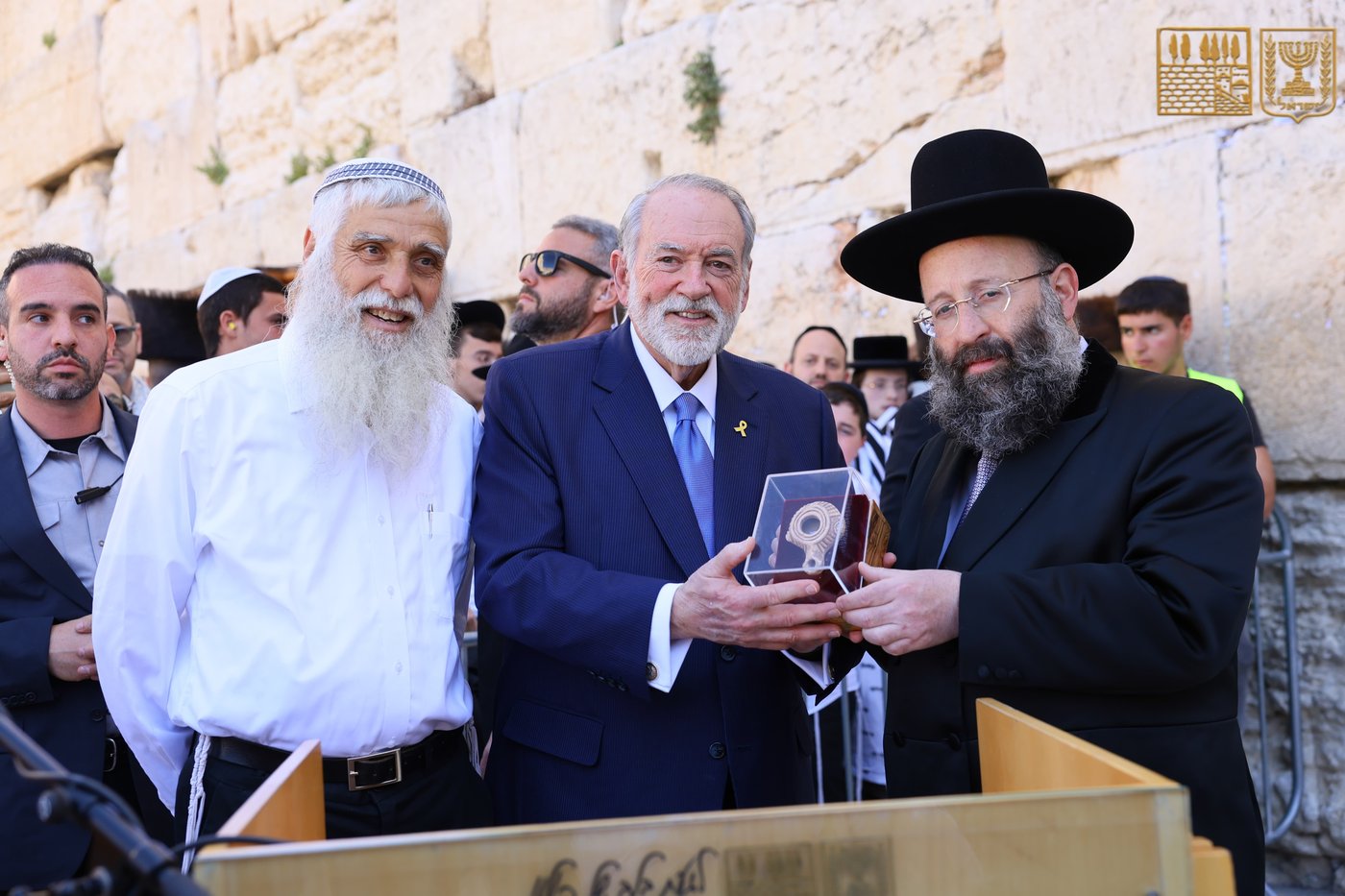 טראמפ שלח: מה כתוב בפתק שהטמין השגריר בכותל?