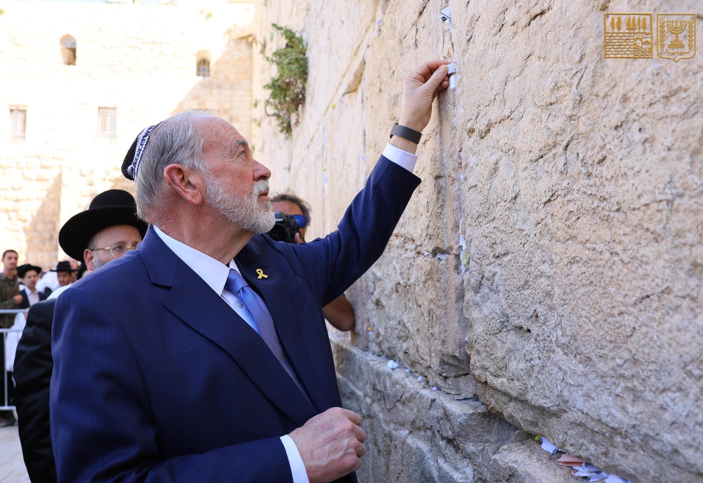 טראמפ שלח: מה כתוב בפתק שהטמין השגריר בכותל?