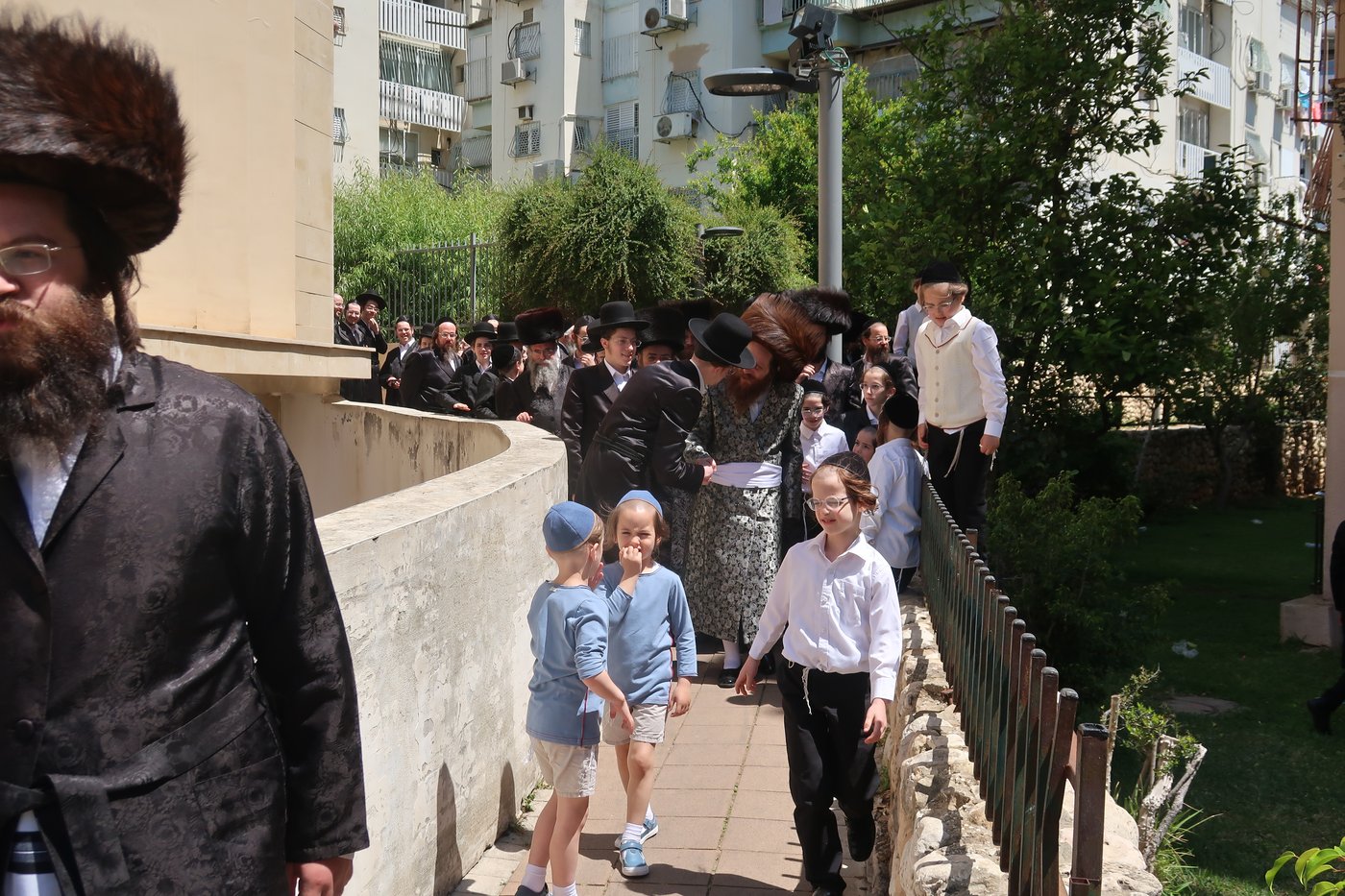 האדמו"ר ממיאלען בברכת האילנות