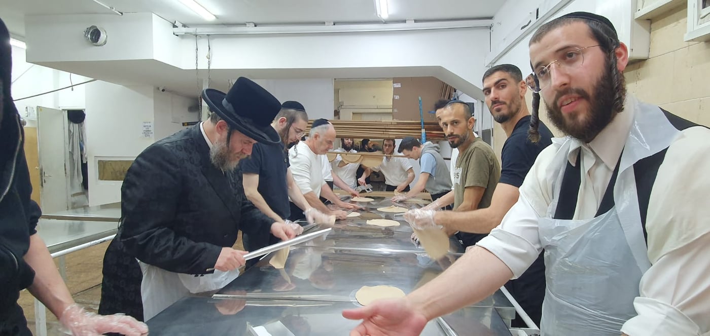 הרה"צ רבי יעקב מרדכי הגר באפיית מצות לאביו האדמו"ר מויז'ניץ