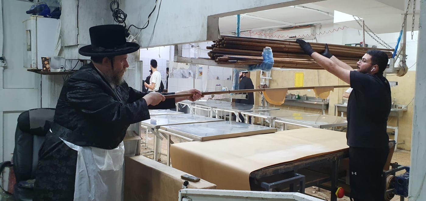הרה"צ רבי יעקב מרדכי הגר באפיית מצות לאביו האדמו"ר מויז'ניץ