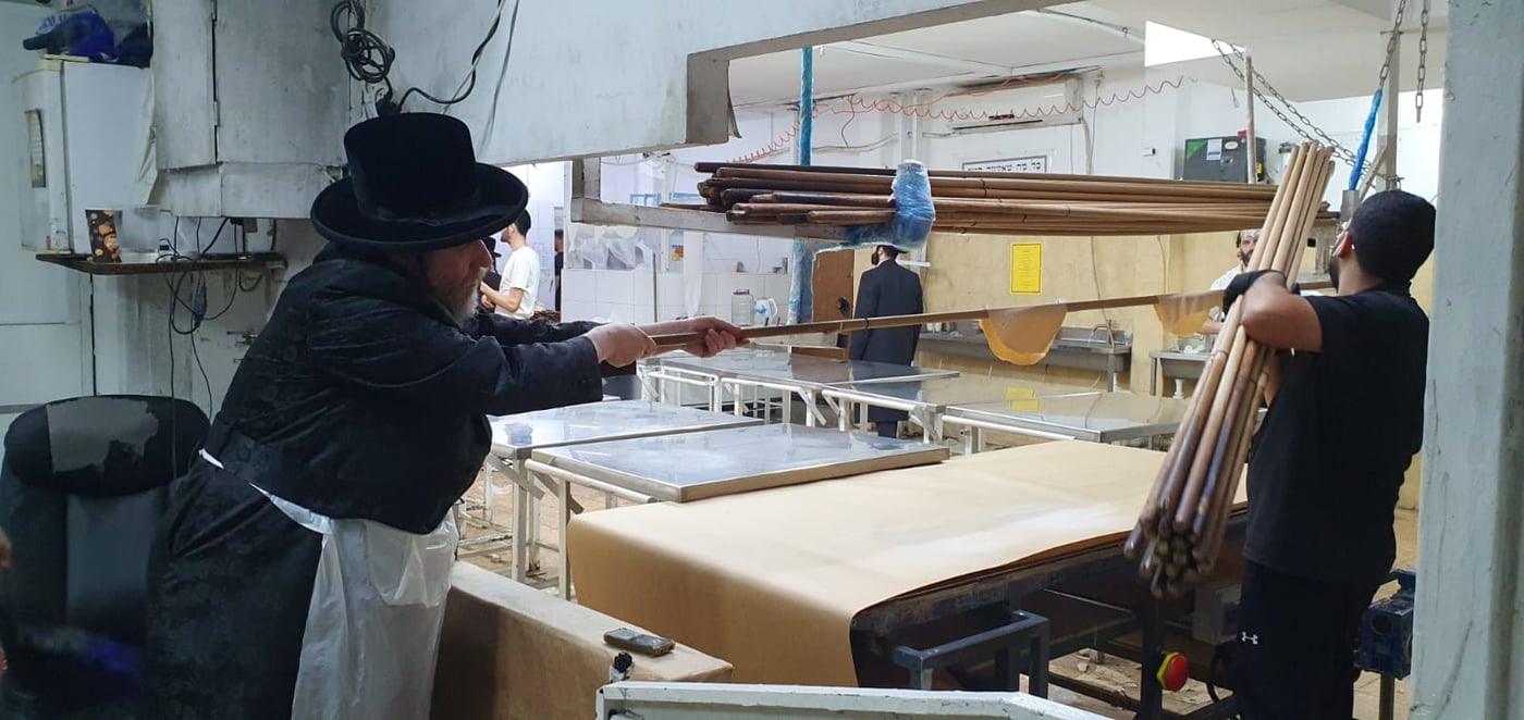 הרה"צ רבי יעקב מרדכי הגר באפיית מצות לאביו האדמו"ר מויז'ניץ