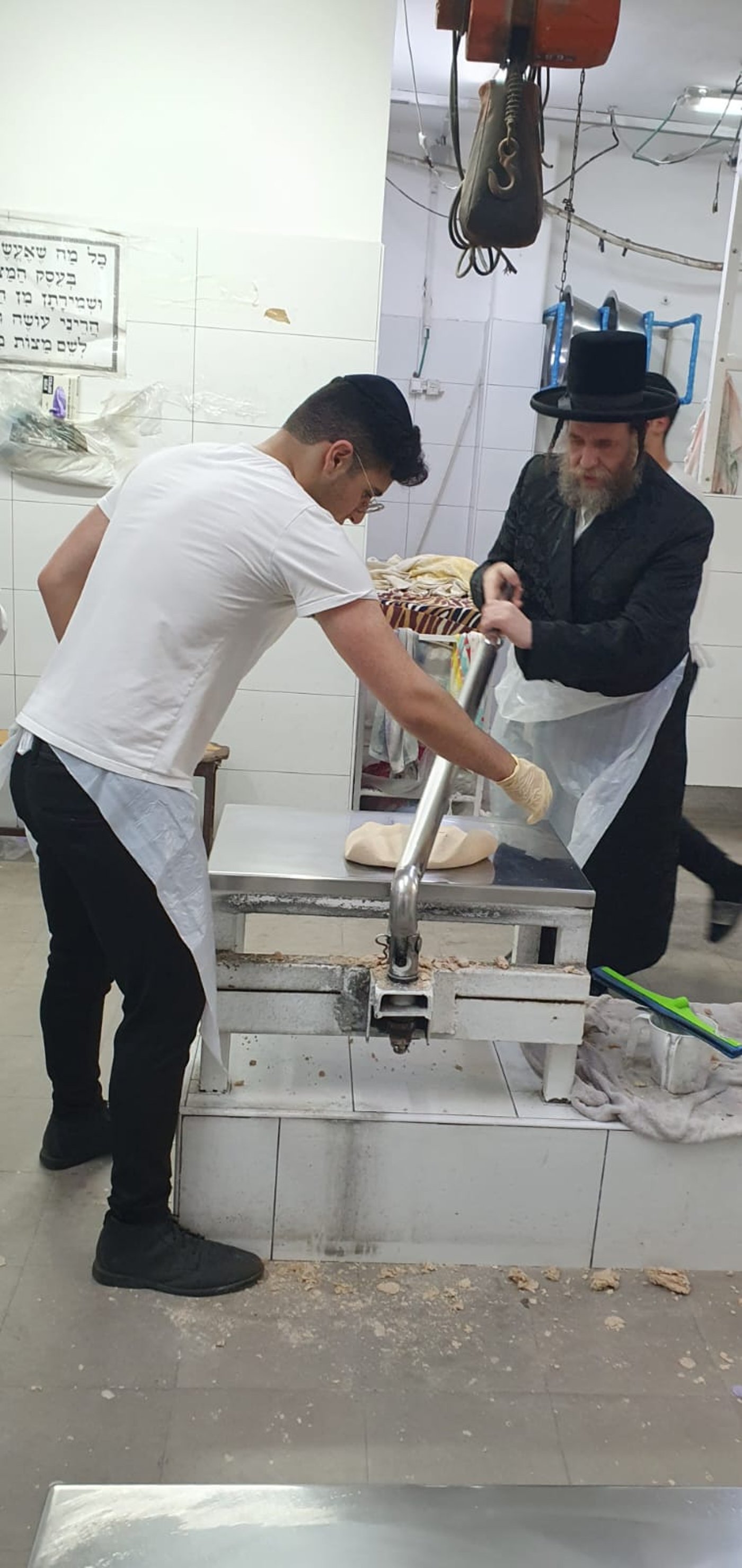 הרה"צ רבי יעקב מרדכי הגר באפיית מצות לאביו האדמו"ר מויז'ניץ