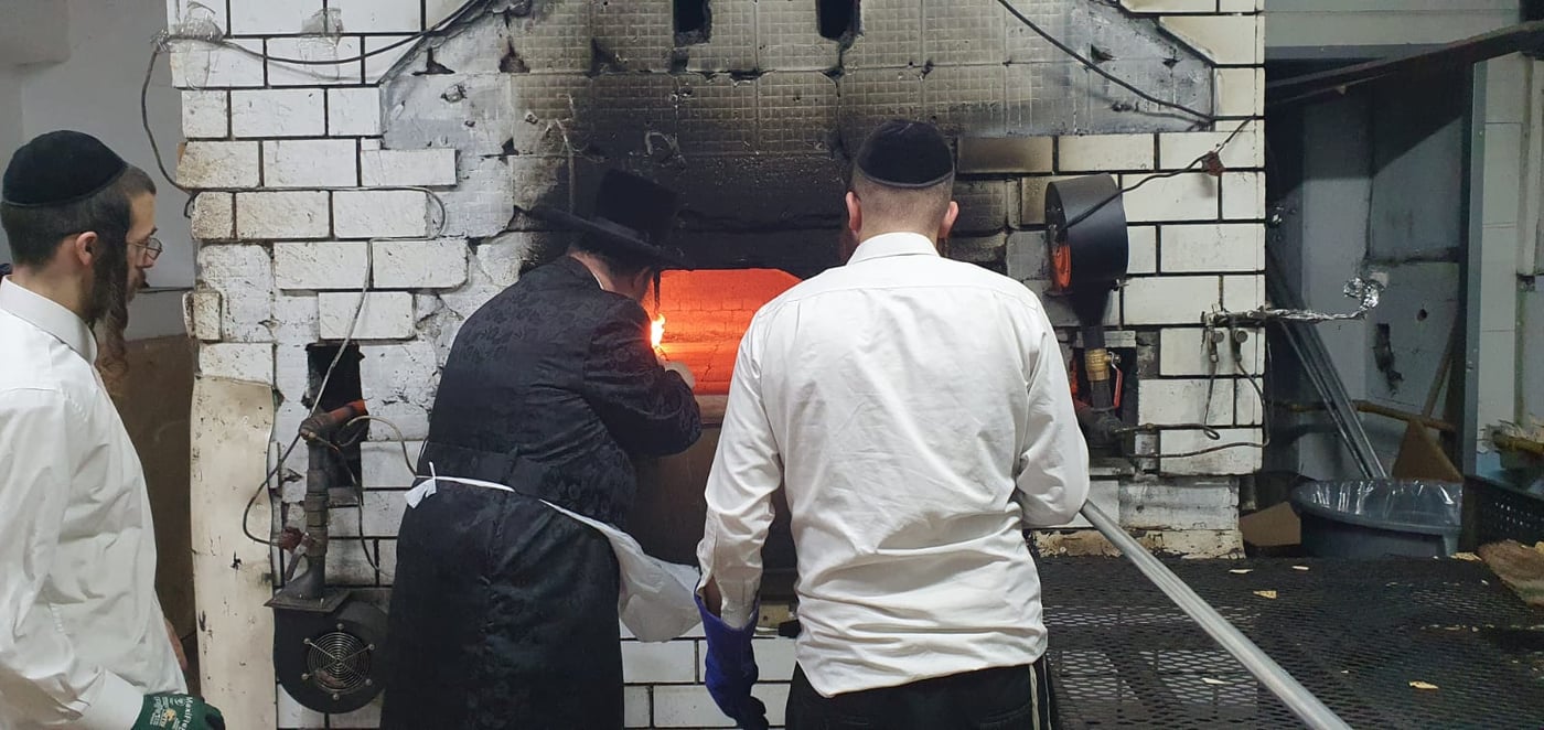 הרה"צ רבי יעקב מרדכי הגר באפיית מצות לאביו האדמו"ר מויז'ניץ