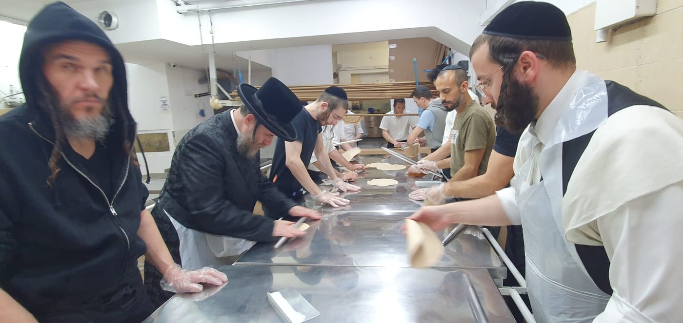 הרה"צ רבי יעקב מרדכי הגר באפיית מצות לאביו האדמו"ר מויז'ניץ