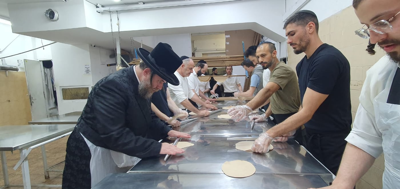 הרה"צ רבי יעקב מרדכי הגר באפיית מצות לאביו האדמו"ר מויז'ניץ