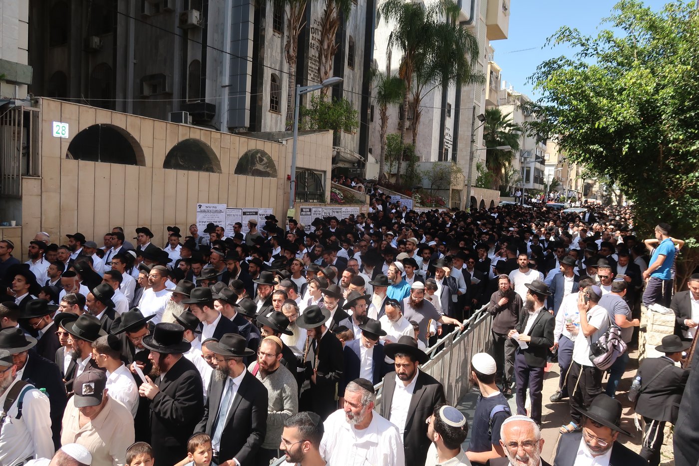 מסע הלוויית הגאון רבי מאיר מאזוז זצ"ל