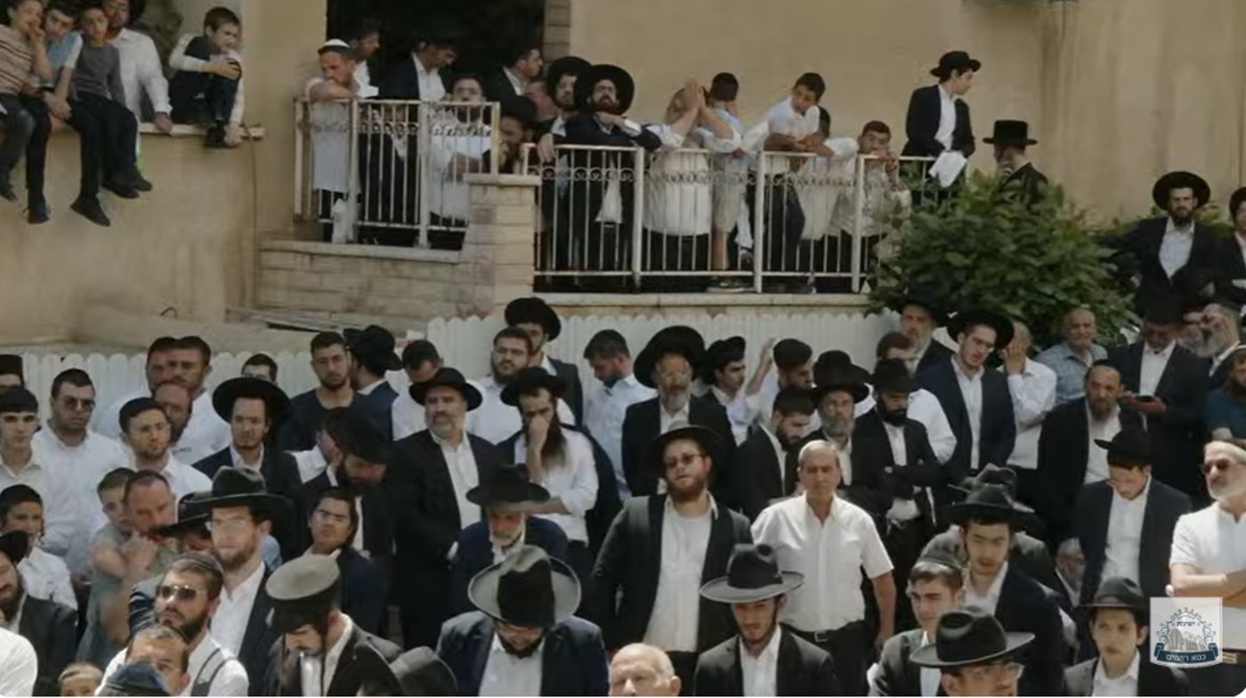 ההמונים הכואבים בהלויה