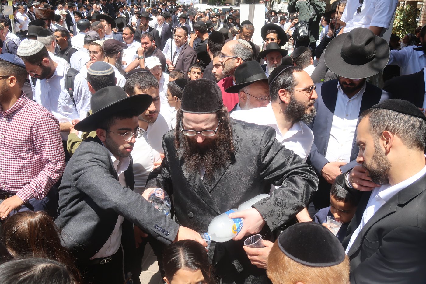 שרולי הגר מחלק מים בהלוויה