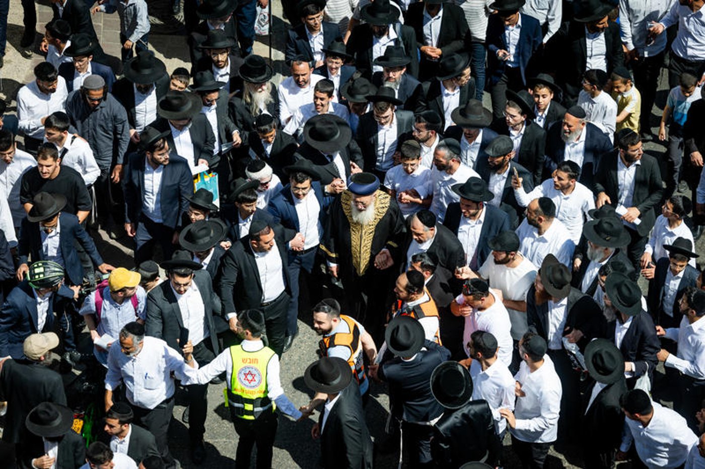 רחובות אבלים: רגעים כאובים מהלווייתו של הרב מאזוז