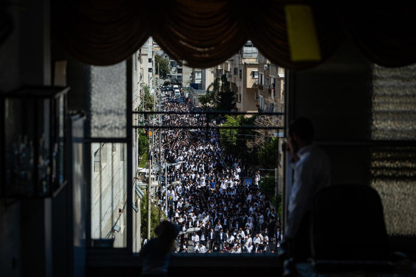 רחובות אבלים: רגעים כאובים מהלווייתו של הרב מאזוז