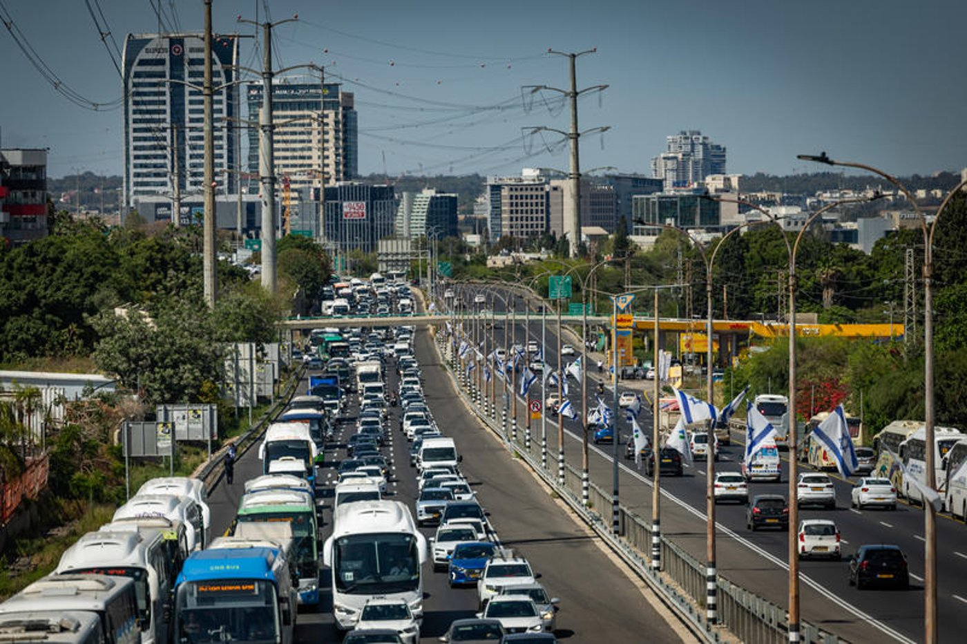 רחובות אבלים: רגעים כאובים מהלווייתו של הרב מאזוז