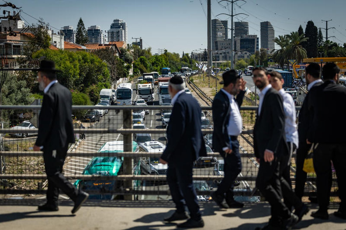 רחובות אבלים: רגעים כאובים מהלווייתו של הרב מאזוז