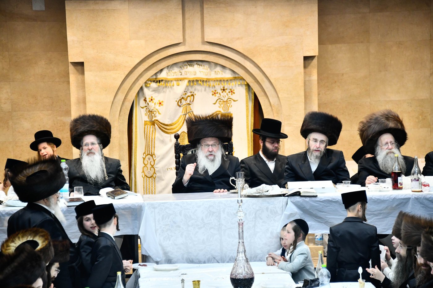 האדמו"ר מנדבורנה בטיש נעילת החג 
