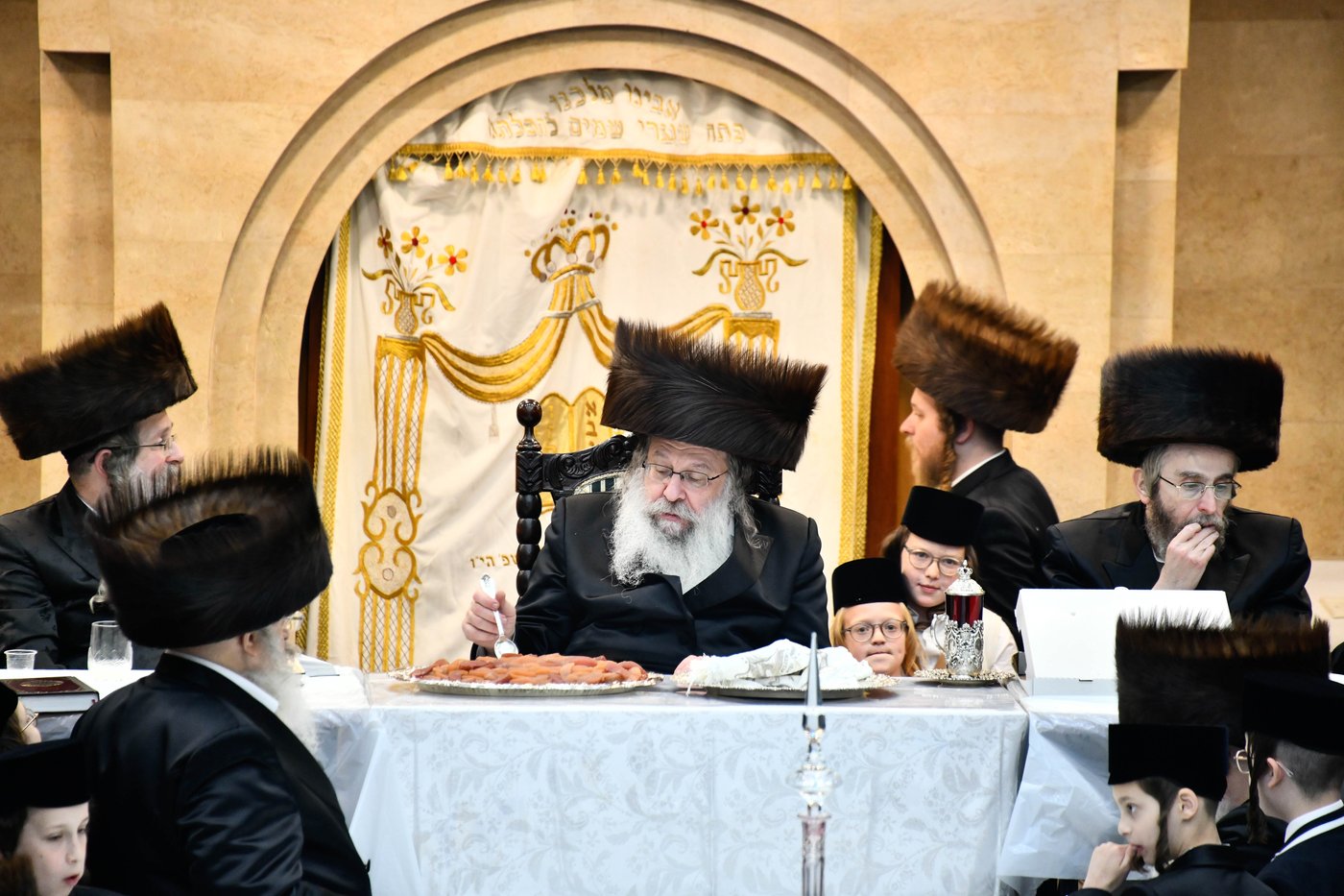 האדמו"ר מנדבורנה בטיש נעילת החג 