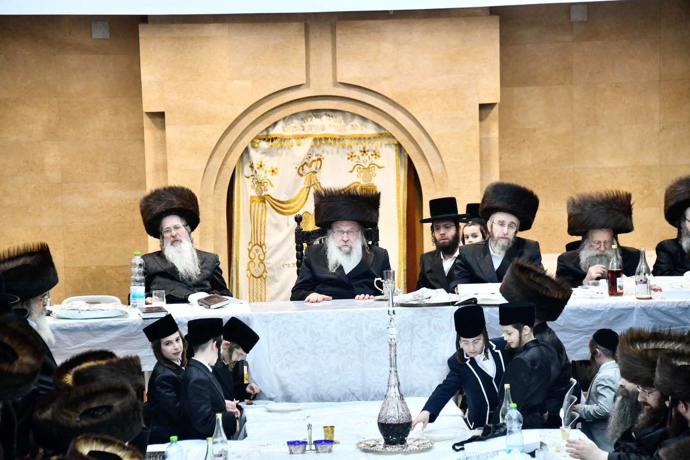 האדמו"ר מנדבורנה בטיש נעילת החג 