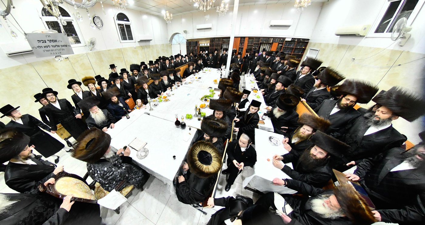 האדמו"ר מביאלה ב"ב בטיש חוה"מ פסח