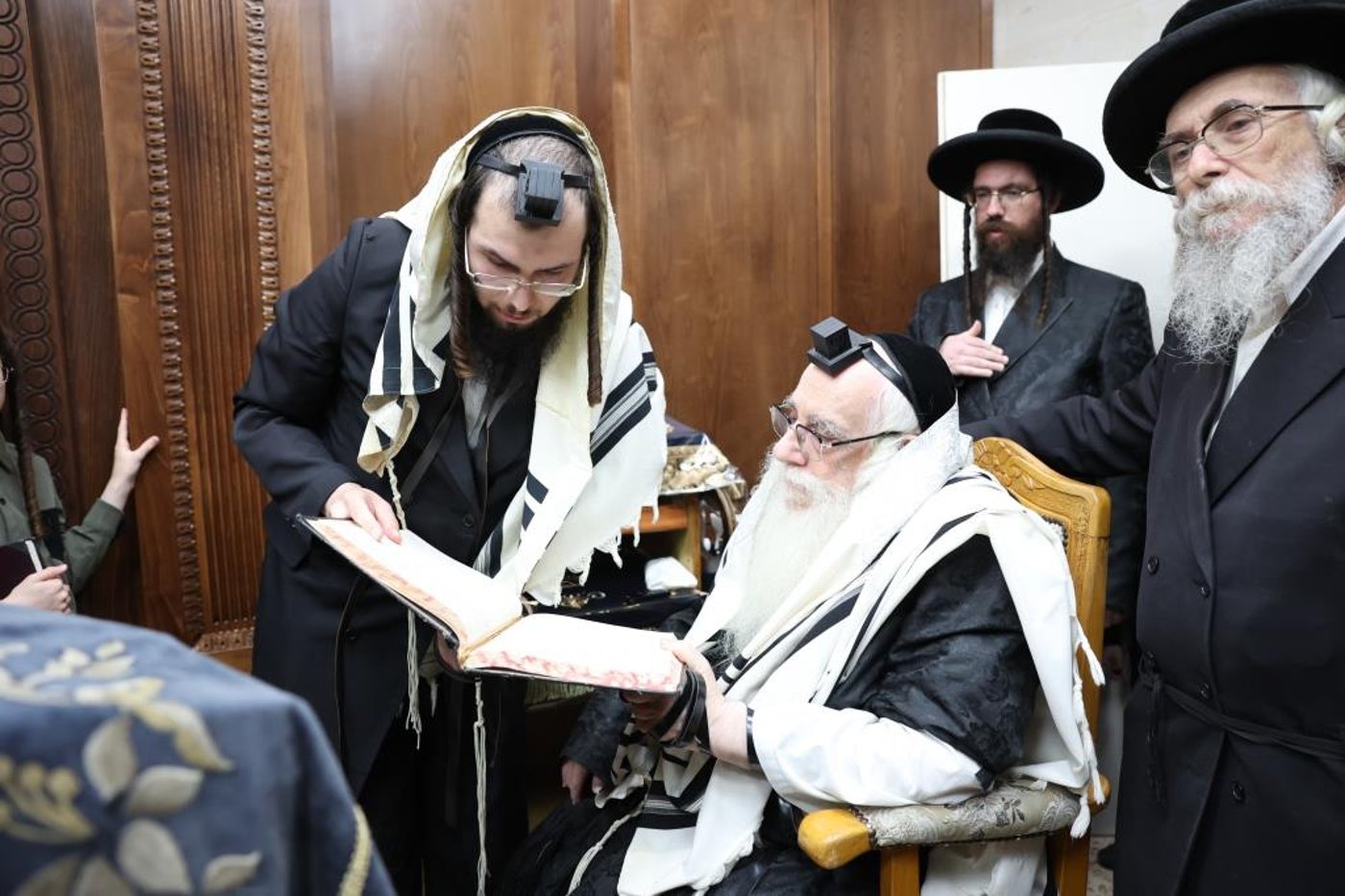 סיום תענית בכורים אצל האדמו"ר מצאנז