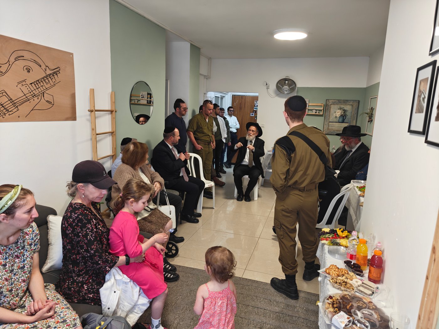 בני משפחתו של גולדברגר, משתתפים בטקס חנוכת הבית החדש שנתרם לזכרו