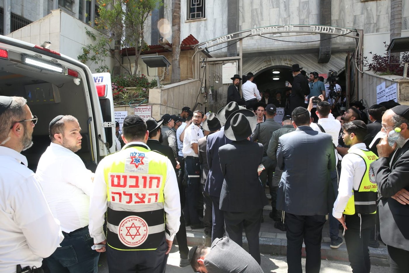 צוות מד"א בהלווית הרב מאזוז זצ"ל