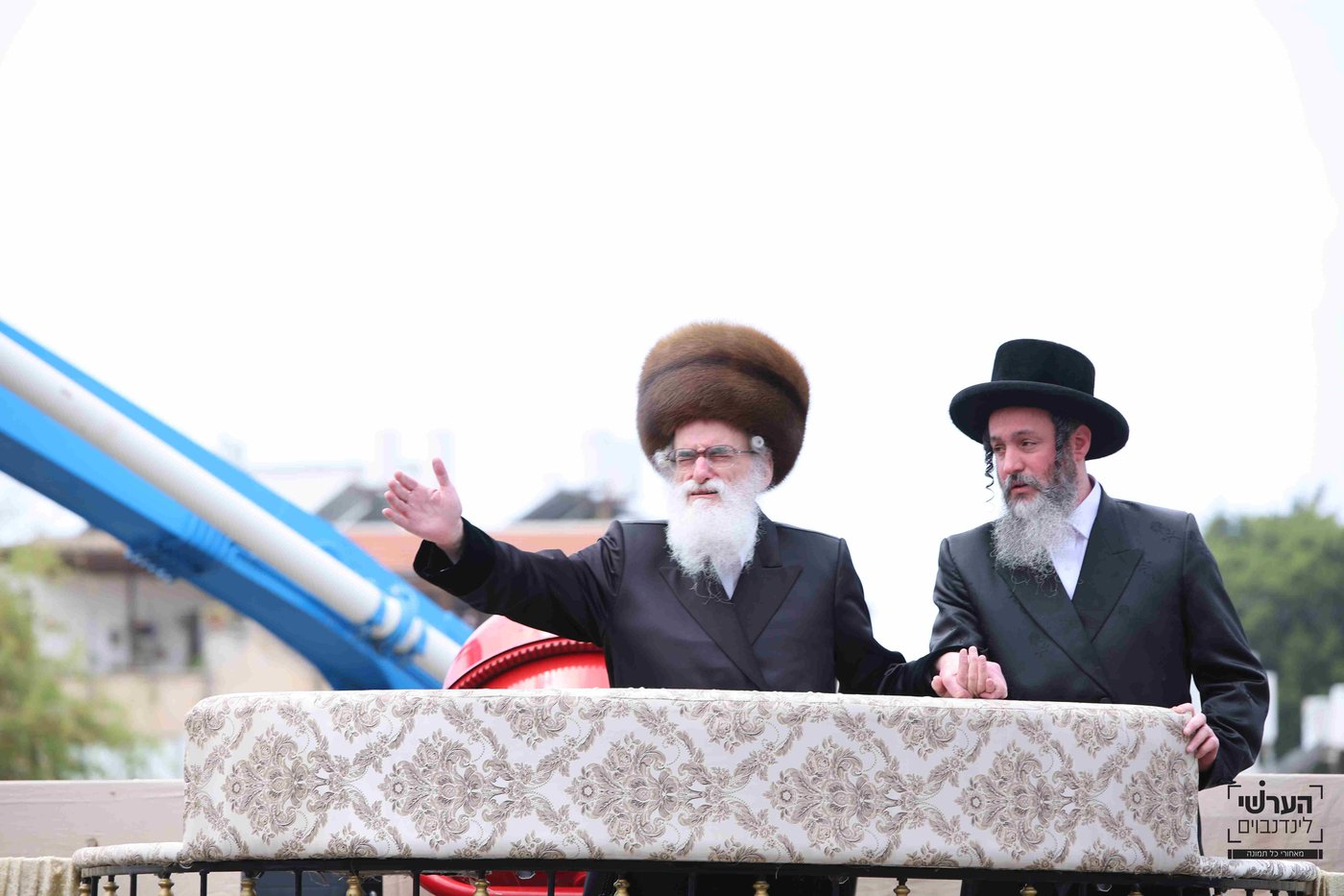 האדמו"ר מויזניץ במעמד יציקת שכבת בטון לבית מדרשו